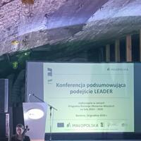 Konferencja podsumowująca podejście LEADER - plansza wyświetlana na ekranie za mównicą.