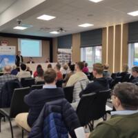 Zdjęcie - szkolenie dla członków zarządu - uczestnicy szkolenia - zdjęcie z sali posiedzeń gdzie odbywało się szkolenie.