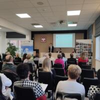 Zdjęcie - szkolenie dla członków zarządu - uczestnicy szkolenia - zdjęcie z sali posiedzeń gdzie odbywało się szkolenie.