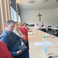 Uczestnicy spotkania koordynatorów ds. dostępności na sali posiedzeń Urzędu Gminy Grybów