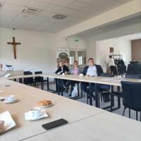 Uczestnicy spotkania koordynatorów ds. dostępności na sali posiedzeń Urzędu Gminy Grybów