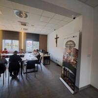 Uczestnicy spotkania koordynatorów ds. dostępności na sali posiedzeń Urzędu Gminy Grybów