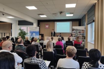 Zdjęcie - szkolenie dla członków zarządu - uczestnicy szkolenia - zdjęcie z sali posiedzeń gdzie odbywało się szkolenie.