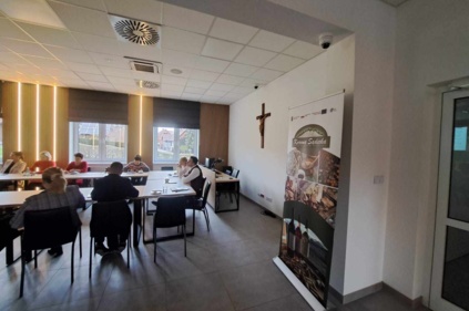 Uczestnicy spotkania koordynatorów ds. dostępności na sali posiedzeń Urzędu Gminy Grybów