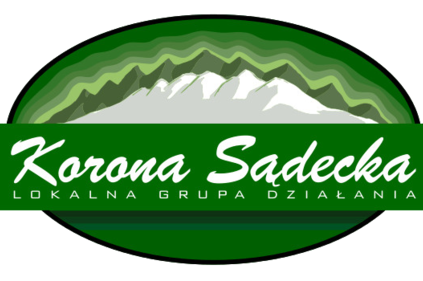 Logo LGD Korona sądecka - zielona elipsa z białymi szczytami gór w środku, na froncie zielony prostokąt z napisem Korona Sądecka - LOKALNA GRUPA DZIAŁANIA