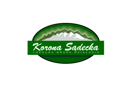 Logo LGD Korona sądecka - zielona elipsa z białymi szczytami gór w środku, na froncie zielony prostokąt z napisem Korona Sądecka - LOKALNA GRUPA DZIAŁANIA