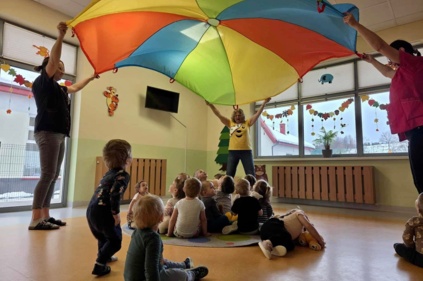 Dzieci poczas zabawy w żłobku