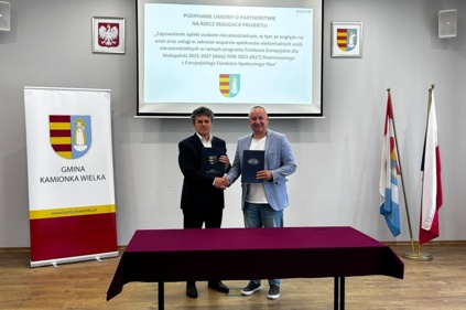 Prezes Marcin Bulanda oraz Wójt Gminy Kamionka Wielka prezentują podpisaną umowę partnerską.