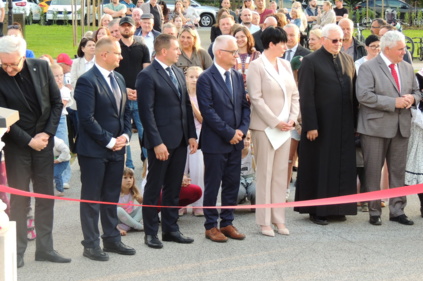 Przecięcie wstęgi podczas otwarcia Centrum Aktywności i Wypoczynku w Nawojowej