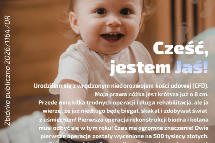 Uśmiechnięty mały chłopiec Jaś siedzi w pomieszczeniu; grafika informuje o zbiórce na kosztowne operacje i rehabilitację jego krótszej prawej nogi oraz podaje dane organizatora i link do wpłat.