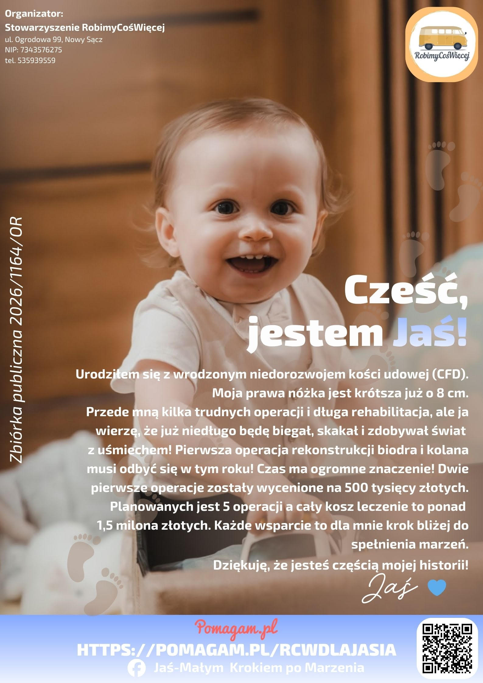 Uśmiechnięty mały chłopiec Jaś siedzi w pomieszczeniu; grafika informuje o zbi&oacute;rce na kosztowne operacje i rehabilitację jego kr&oacute;tszej prawej nogi oraz podaje dane organizatora i link do wpłat.